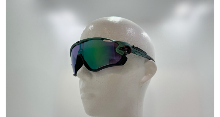 OAKLEYのJAWBREAKERを下から見たイメージ