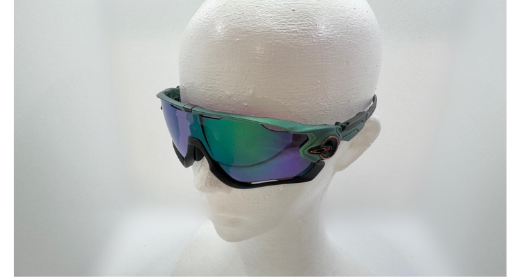 OAKLEYのJAWBREAKERを正面上から見たイメージ
