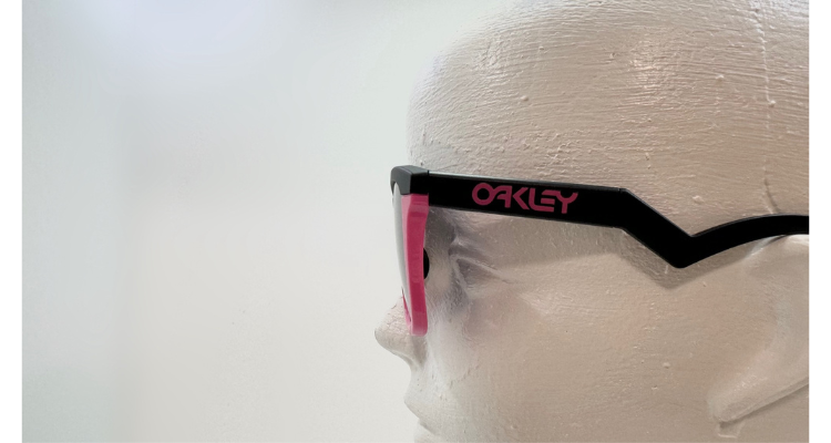 OAKLEYフロッグスキンハイブリッドのアイコン部分の拡大イメージ
