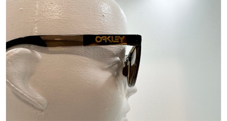 OAKLEYフロッグスキンレンジのサイドから見たイメージ
