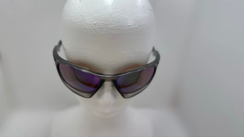 OAKLEY LATERALIS(ラテラリス)を正面近くから見た写真