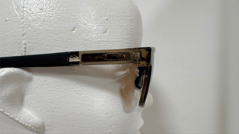 OAKLEYのアクチュエーター エスキューのサイドのロゴ部分を拡大して見た写真