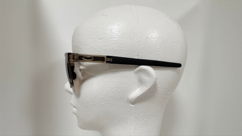 OAKLEYのアクチュエーター エスキューを横から見た写真