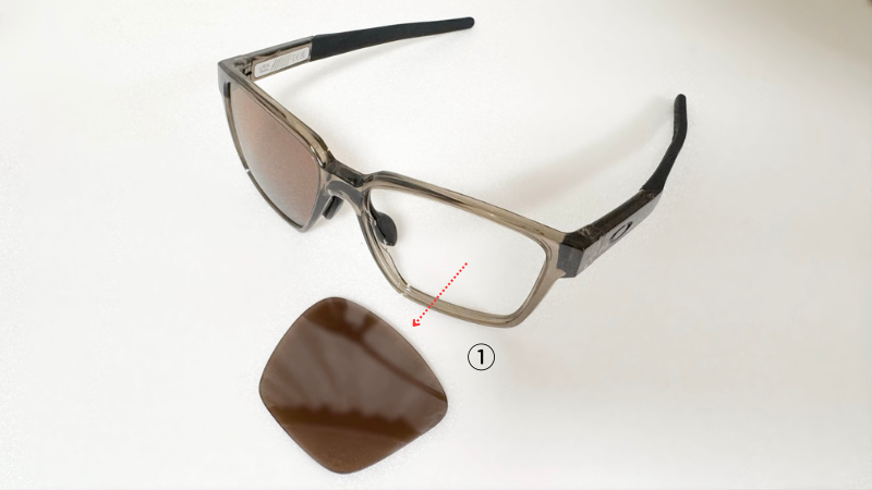 OAKLEYのアクチュエーター エスキューのレンズ交換の方法を示した写真