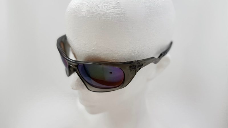 OAKLEY LATERALIS(ラテラリス)を斜め上方向から見た写真