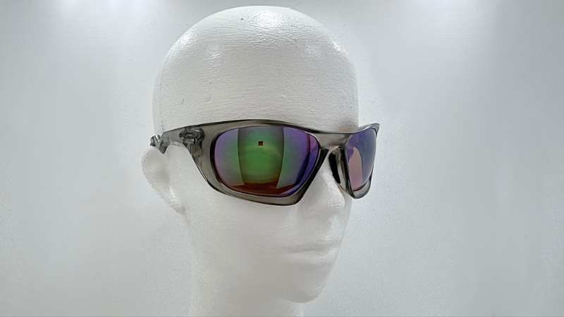 OAKLEY LATERALIS(ラテラリス)を正面右側から見た写真