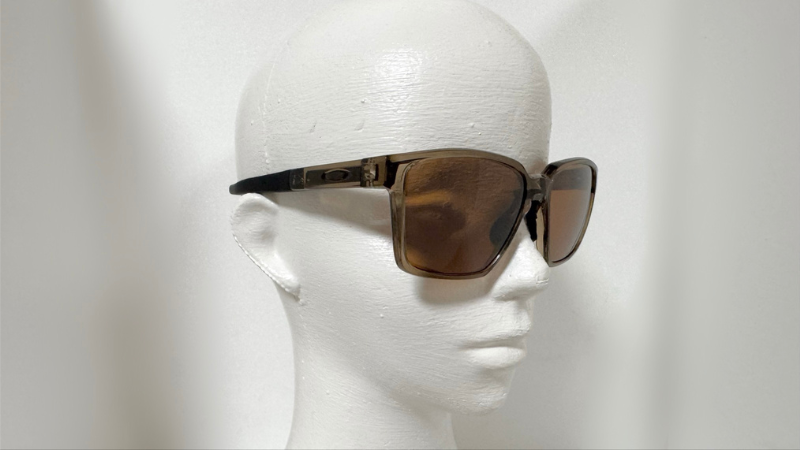 OAKLEYのアクチュエーター エスキューを左側から見た写真