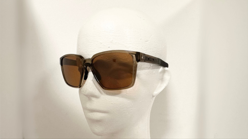 OAKLEYのアクチュエーター エスキューを右側から見た写真