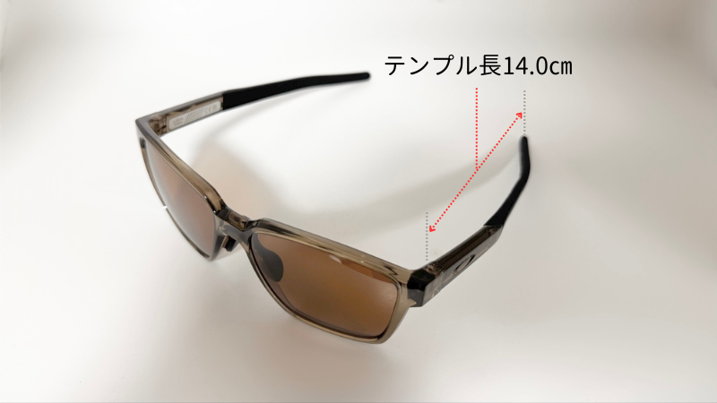 OAKLEYのアクチュエーター エスキューのテンプルの長さを示した写真