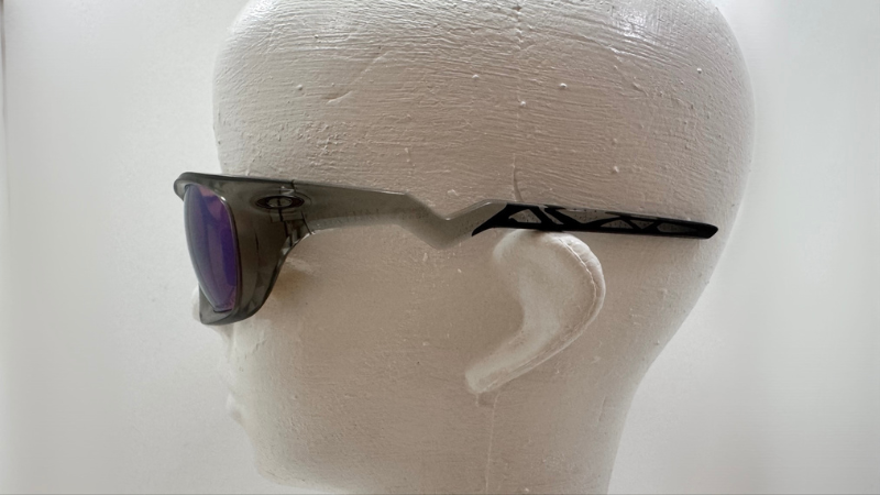 OAKLEY LATERALIS(ラテラリス)のサイドシルエットの写真