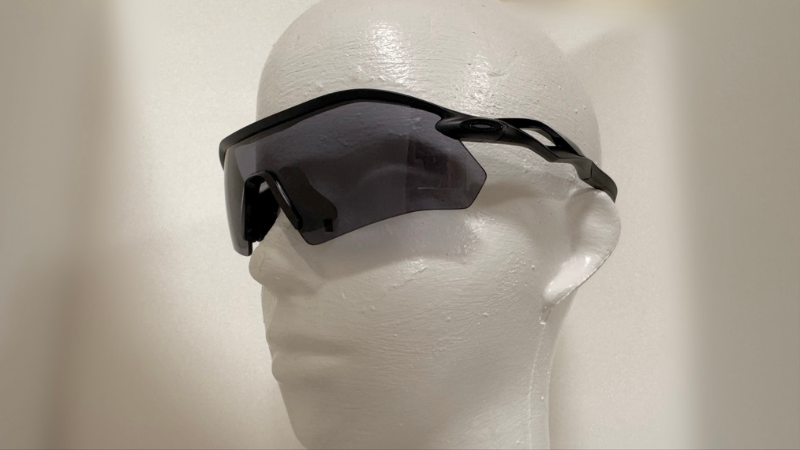 OAKLEYのRadar Plateを正面右方向から見た写真