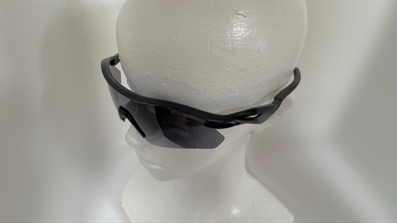 OAKLEYのRadar Plateを斜め上方向から見た写真