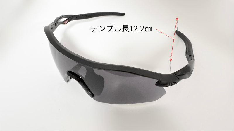 OAKLEYのRadar Plateの、テンプルの長さを計測した写真