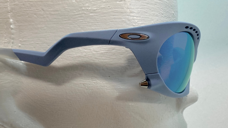 OAKLEY Plantarisを横から見た写真