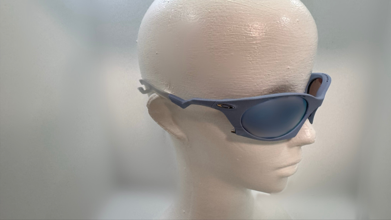 OAKLEY Plantarisの右斜上から見た写真