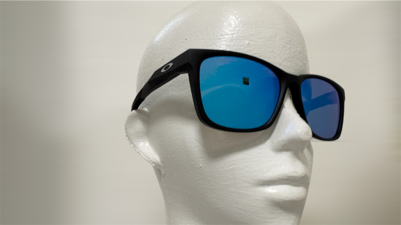 OAKLEYのパラコードを右下から見たイメージ