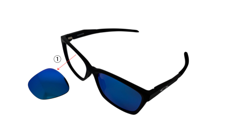 OAKLEYのパラコードのレンズの取り外し方法を解説した写真