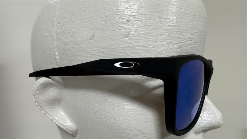 OAKLEYのパラコードを右側面から見たイメージ