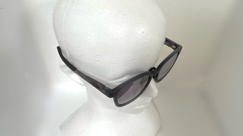 OAKLEY Shackleを斜め上から見たイメージ