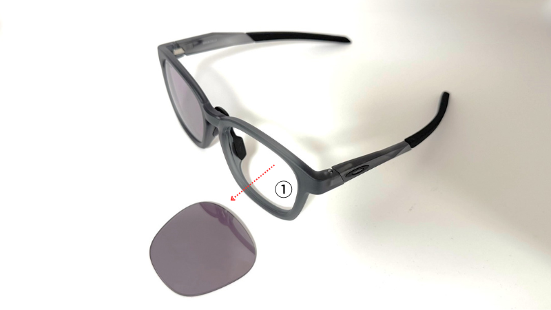 OAKLEY Shackleのレンズの取り外し方を示した画像