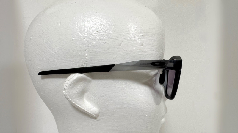 OAKLEY Shackleを左から見たイメージ