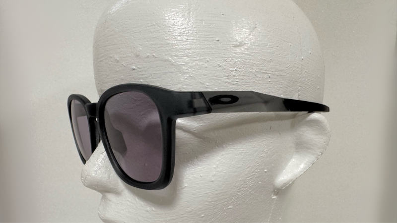 OAKLEY Shackleを右横から見たイメージ
