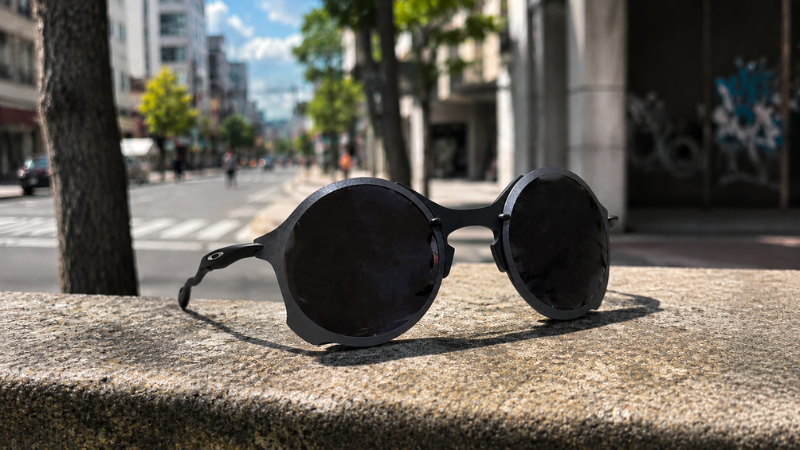 OAKLEYのメタルサングラスの写真