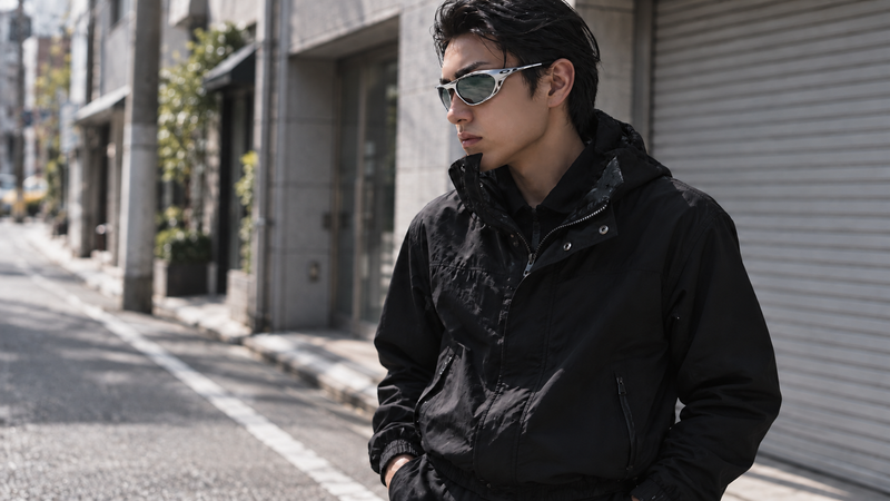 ストリートスタイルの男性がOAKLEYの新作サングラスを掛けている写真